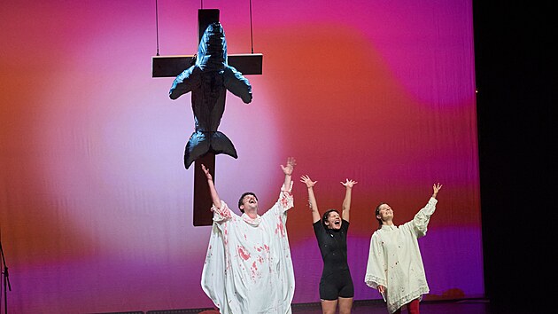 Herci Noah Amiri Tomiak, Anna Maria K�llnerov� a Anna Krestelov� stoj� na jevi�ti divadla Ernst Deutsch Theater b�hem p�edstaven� hry o uv�zl� keporkakovi s n�zvem �Timmy � Nad�je um�r� jako posledn�. (11. �ervence 2026)