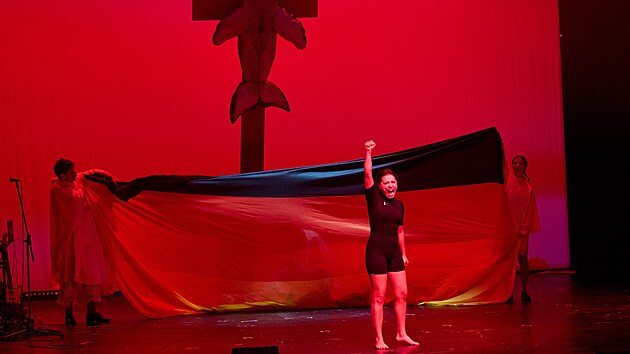 Herci Noah Amiri Tomiak, Anna Maria K�llnerov� a Anna Krestelov� stoj� na jevi�ti divadla Ernst Deutsch Theater b�hem p�edstaven� hry o uv�zl� keporkakovi s n�zvem �Timmy � Nad�je um�r� jako posledn�. (11. �ervence 2026)