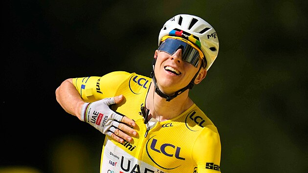 Tadej Poga�ar slaví vít�zství na Tour de France.