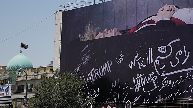 Lid� proj�d� kolem billboardu, na kter�m je vyobrazen americk� prezident...