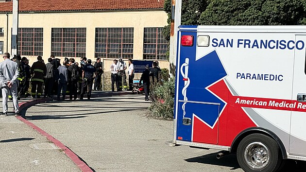 Ve studen�ch vod�ch a siln�ch proudech Sanfrancisk�ho z�livu se nedaleko ostrova Alcatraz potopila lo�. Jeden �lov�k zahynul a t�i lid� se poh�e�uj�. (14. �ervence 2026)