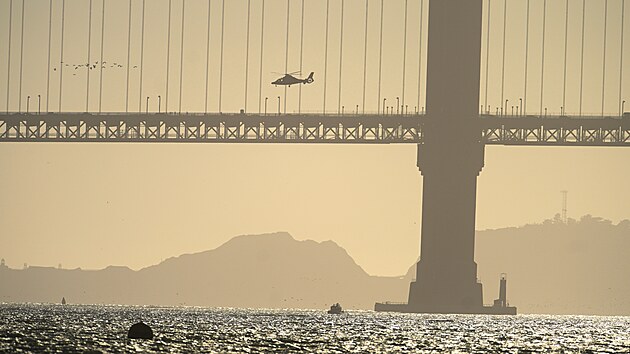 Ve studen�ch vod�ch a siln�ch proudech Sanfrancisk�ho z�livu se nedaleko ostrova Alcatraz potopila lo�. Jeden �lov�k zahynul a t�i lid� se poh�e�uj�. (14. �ervence 2026)