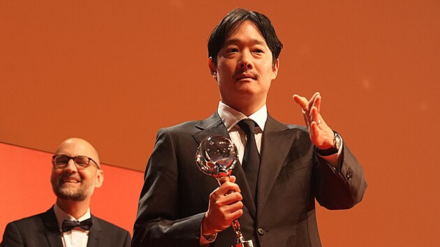 Shuntaro Uchida p�eb�r� K�i���lov� gl�bus za film Spalovna na z�v�re�n�m ceremoni�lu KVIFF v Hotelu Thermal. (11. �ervence 2026)