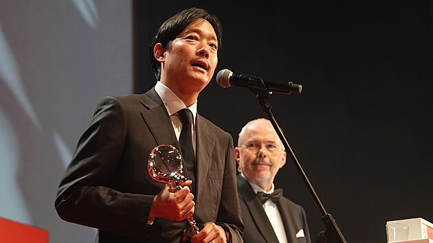 Shuntaro Uchida p�eb�r� K�i���lov� gl�bus za film Spalovna na z�v�re�n�m ceremoni�lu KVIFF v Hotelu Thermal. (11. �ervence 2026)