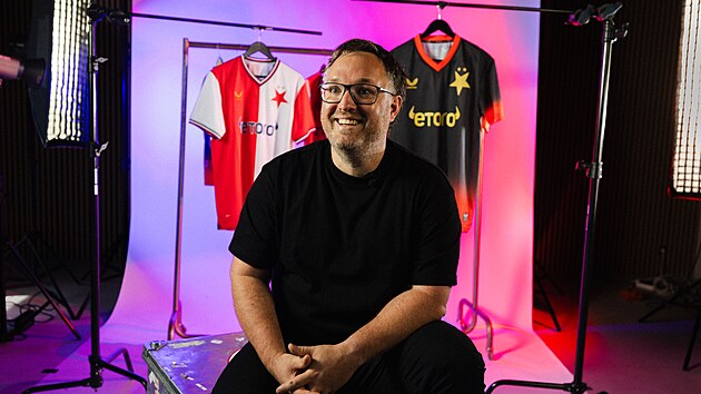 Pavel Fuksa navrhl nové dresy Slavie pro sezonu 2026/2027.