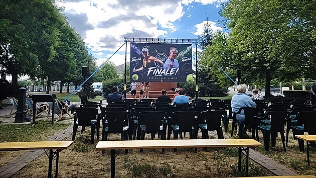 V P�erov� prom�tali wimbledonsk� fin�le v parku U Maj�ku.
