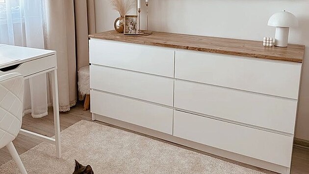 I deset let star� komoda m��e vypadat jako nov�. M��ete ji t�eba p�emalovat nebo vym�nit desku. | Zdroj: Pinterest