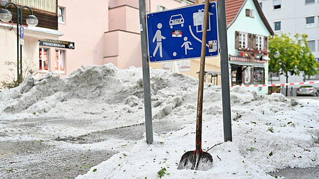 Jihem N�mecka se p�ehnaly siln� bou�e, ve m�st� Reutlingen ve spolkov� zemi B�densko-W�rttembersko se nahromadily kroupy. (15. �ervence 2026)