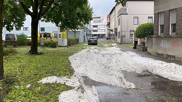 Jihem N�mecka se p�ehnaly siln� bou�e, ve m�st� Reutlingen ve spolkov� zemi B�densko-W�rttembersko se nahromadily kroupy. (15. �ervence 2026)
