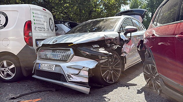 �idi�ka elektromobilu v pond�l� r�no v M�ln�ku narazila do sedmi zaparkovan�ch vozidel pot�, co se podle policie jej� auto stalo neovladateln�m. (13. �ervence 2026)