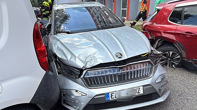 �idi�ka elektromobilu v pond�l� r�no v M�ln�ku narazila do sedmi zaparkovan�ch vozidel pot�, co se podle policie jej� auto stalo neovladateln�m. (13. �ervence 2026)