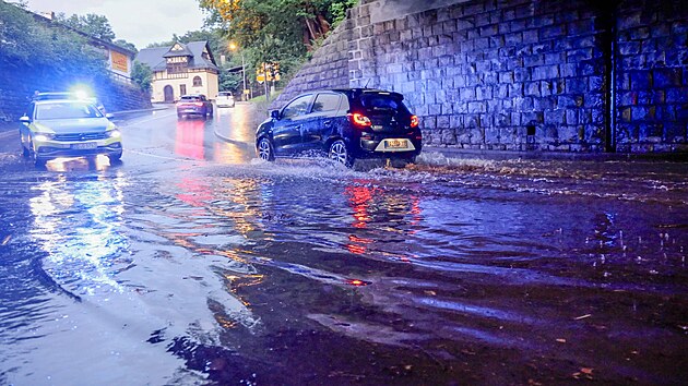 N�mecko zas�hla siln� bou�e. Prov�zely ji prudk� lij�ky, ob�� kroupy velk� jako tenisov� m��ek a v�tr o rychlosti 75 km/h. (14. �ervence 2026)