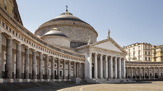 Bazilika svat�ho Franti�ka se sna�� napodobovat antickou architekturu, starobyl� ale nen�, vznikla b�hem prvn� p�le 19. stolet�.