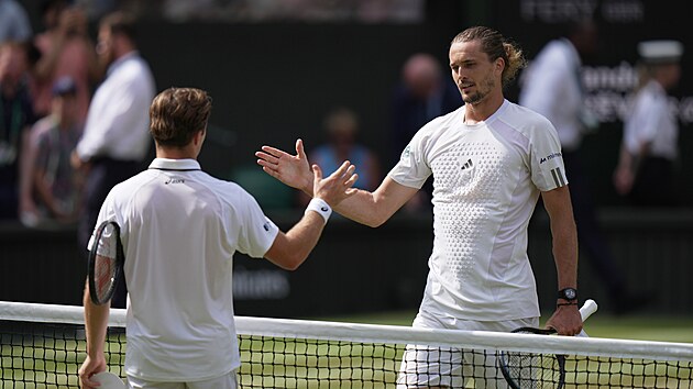 Vítězný Alexander Zverev (vpravo) si podává ruku s Arthurem Ferym v semifinále...