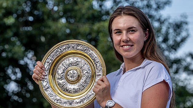 Linda Nosková pózuje s wimbledonskou trofejí po p�íletu do Prahy.