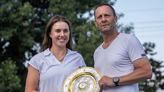 Tenistka Linda Noskov� s tren�rem Tom�em Krupou na tiskov� konferenci po n�vratu z Wimbledonu.