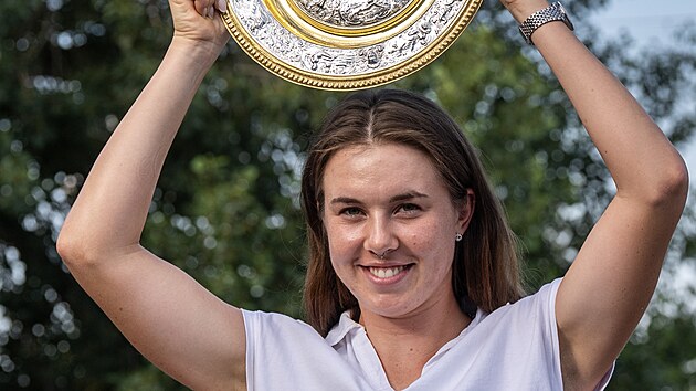 Tenistka Linda Noskov� s trofej� pro wimbledonskou �ampionku po n�vratu z Lond�na.