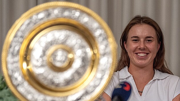 Wimbledonsk� v�t�zka Linda Noskov� na tiskov� konferenci na pra�sk� �tvanici po p��letu do Prahy.