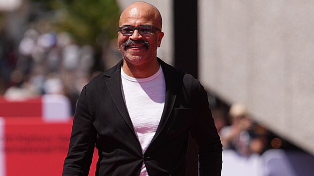 Jeffrey Wright na �erven�m koberci KVIFF (10. �ervence 2026)