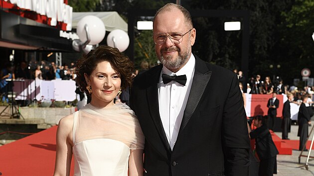 Martha Issov� s Davide Ond���kem na z�v�re�n�m �erven�m koberci Mezin�rodn�ho filmov�ho festivalu Karlovy Vary (11. �ervence 2026)