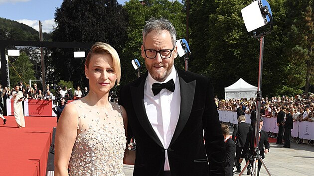 Darina a Kry�tof Muchovi na z�v�re�n�m �erven�m koberci Mezin�rodn�ho filmov�ho festivalu Karlovy Vary (11. �ervence 2026)