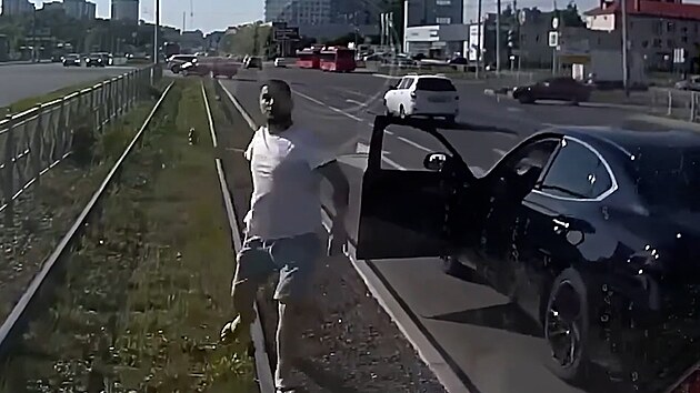 Rozzu�ený �idi� zasypal tramvaj kamením