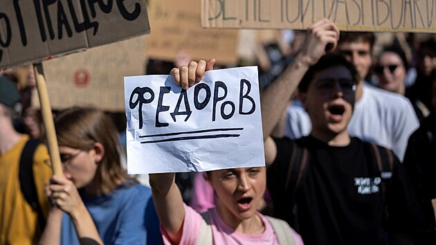 Lid� protestuj� proti rozhodnut� ukrajinsk�ho prezidenta Volodymyra Zelensk�ho odvolat Mychajla Fedorova z funkce ministra obrany, a to v dob�, kdy Rusko �to�� na Ukrajinu. (16. �ervence 2026)