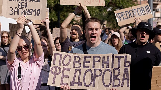 Lid� protestuj� proti rozhodnut� ukrajinsk�ho prezidenta Volodymyra Zelensk�ho odvolat Mychajla Fedorova z funkce ministra obrany, a to v dob�, kdy Rusko �to�� na Ukrajinu. (16. �ervence 2026)