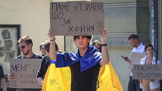 Lid� protestuj� proti rozhodnut� ukrajinsk�ho prezidenta Volodymyra Zelensk�ho odvolat Mychajla Fedorova z funkce ministra obrany, a to v dob�, kdy Rusko �to�� na Ukrajinu. (16. �ervence 2026)