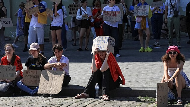 Lid� protestuj� proti rozhodnut� ukrajinsk�ho prezidenta Volodymyra Zelensk�ho odvolat Mychajla Fedorova z funkce ministra obrany, a to v dob�, kdy Rusko �to�� na Ukrajinu. (16. �ervence 2026)