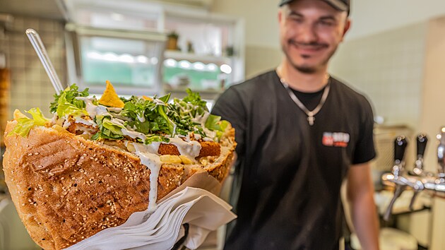 Bistro U Dudka v Jarom��i host�m servíruje ob�í kebab se sma�eným sýrem, který...