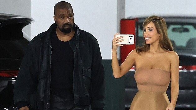 Bianca Censori znovu vsadila na odv�n� model v t�lov� barv�, zat�mco Kanye West zvolil tradi�n� nen�padn� �ern� outfit. (Los Angeles, 15. �ervence 2026)