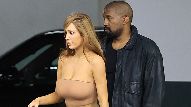 Man�el� Bianca Censori a Kanye West byli zachyceni p�i n�vratu k autu po vy�izov�n� poch�zek v ulic�ch Los Angeles. (Los Angeles, 15. �ervence 2026)