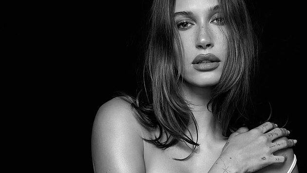 Hailey Bieberov� se p�ed objektivem Merta Alase p�edstavila v b�l� souprav� spodn�ho pr�dla. (2026)