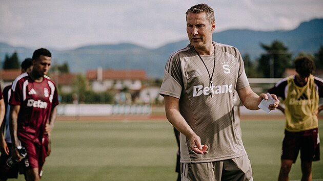 Spar�anský trenér Brian Priske hovo�í s hrá�i na tréninku v Grassau.