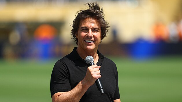 Tom Cruise a jeho dokonal� �sm�v na stadionu v New Jersey p�ed fin�le mistrovstv� sv�ta.