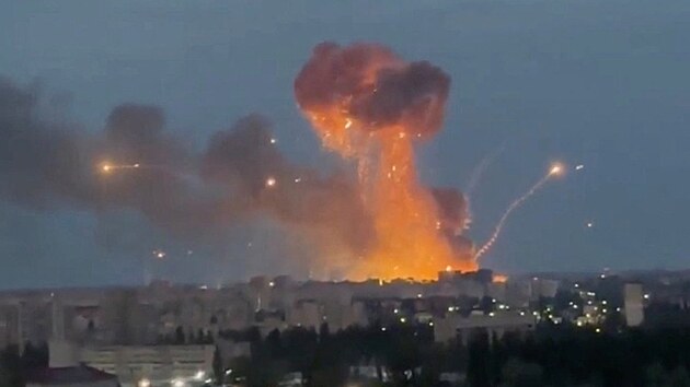 Exploze muni�n�ho skladu po z�sahu rusk�mi raketami ve Vy�neve u Kyjeva. (6. �ervence 2026)