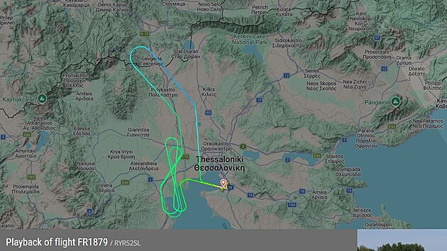 Boeing s rozbit�m oknem, v n�m� uv�zla hlava cestuj�c�ho, krou�il d�le ne� hodinu nad Solun�, ne� mohl bezpe�n� p�ist�t. (10. �ervence 2027)