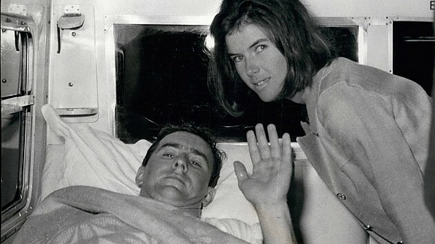 Sir Jackie Stewart se svou �enou Helen po jediné vá�né havárii v karié�e ve...