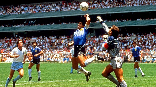 Diego Maradona z Argentiny sk�ruje rukou v z�pase s Angli� na MS 1986.