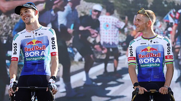 Jai Hindley a Remco Evenepoel z Redbull Bora Hansgrohe p�ed startem Tour de...