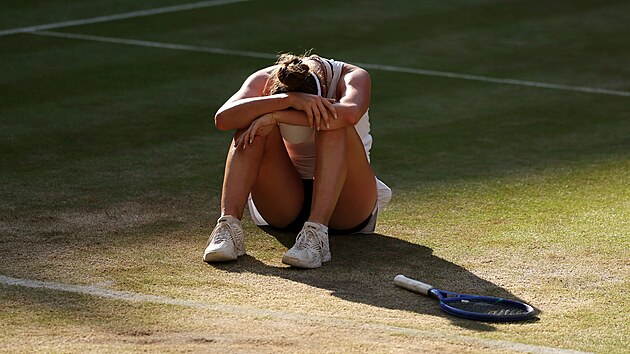 Tenistka Linda Noskov� se raduje ze sv�ho senza�n�ho wimbledonsk�ho triumfu.