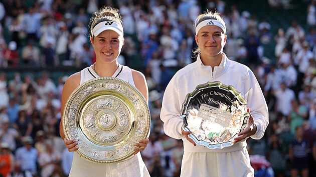 Wimbledonsk� v�t�zka Linda Noskov� (vlevo) a pora�en� finalistka Karol�na Muchov�.