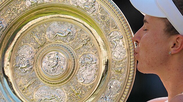 Linda Noskov� l�b� wimbledonskou trofej.