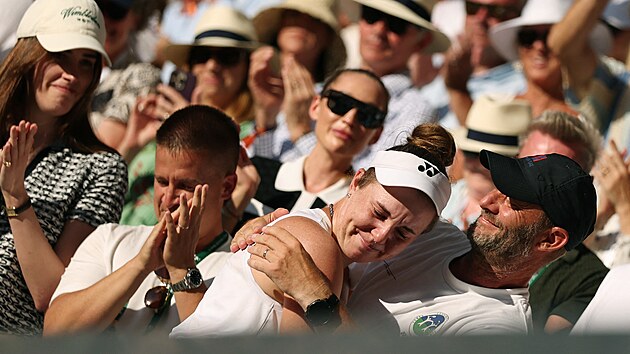 Linda Noskov� se raduje z wimbledonsk�ho triumfu ve sv�m boxu.