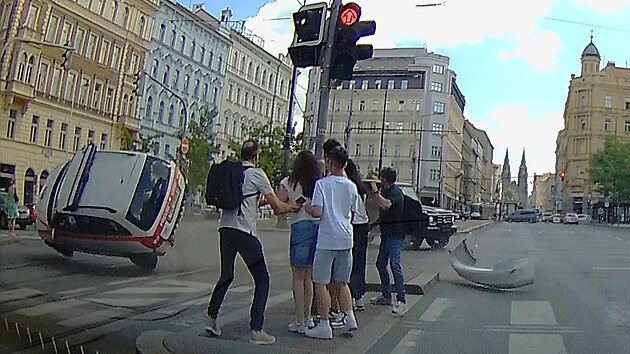 Černý Mercedes odmrští sanitní vůz. Video zachycuje Turkovu nehodu