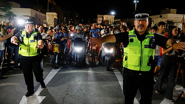 Motorist� i chodci �ekaj� na odstran�n� hranic mezi Gibraltarem a �pan�lskem. (15. �ervence 2026)