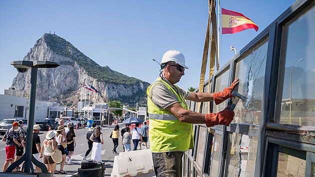 D�ln�k rozeb�r� hrani�n� bari�ry pod gibraltarskou sk�lou. (6. �ervence 2026)