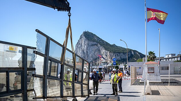 D�lníci demontují hrani�ní zátarasy mezi �pan�lskem a Gibraltarem. (6. �ervence...
