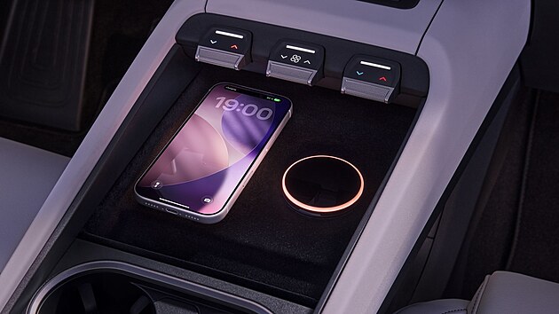 Bezdr�tov� nab�jen� mobil� Qi2 Magnetic Power Profile v elektromobilu �koda Peaq